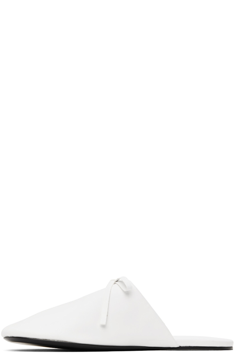 Nappa leather slippers in white.

· Bow accent at vamp
· Padded leather footbed
· Nappa leather lining 
· Leather sole with rubber injection

Supplier color: White