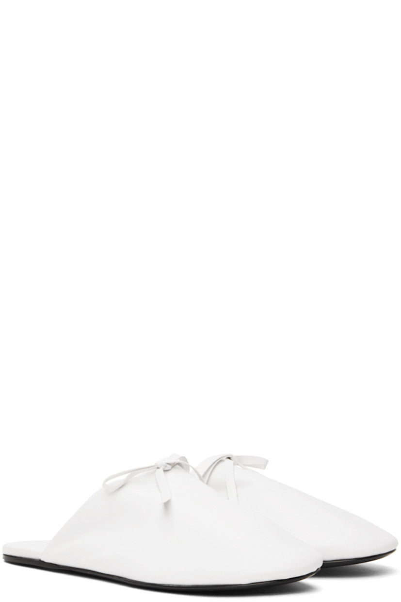 Nappa leather slippers in white.

· Bow accent at vamp
· Padded leather footbed
· Nappa leather lining 
· Leather sole with rubber injection

Supplier color: White