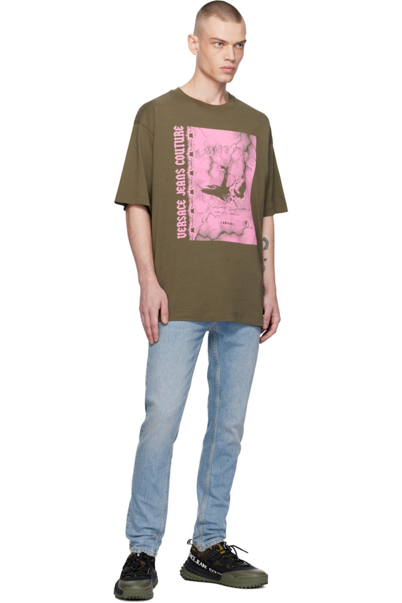 Cotton jersey T-shirt. 

· Rib-knit crewneck 
· Logo graphic printed at front
· Dropped shoulders 

Supplier color: Olive