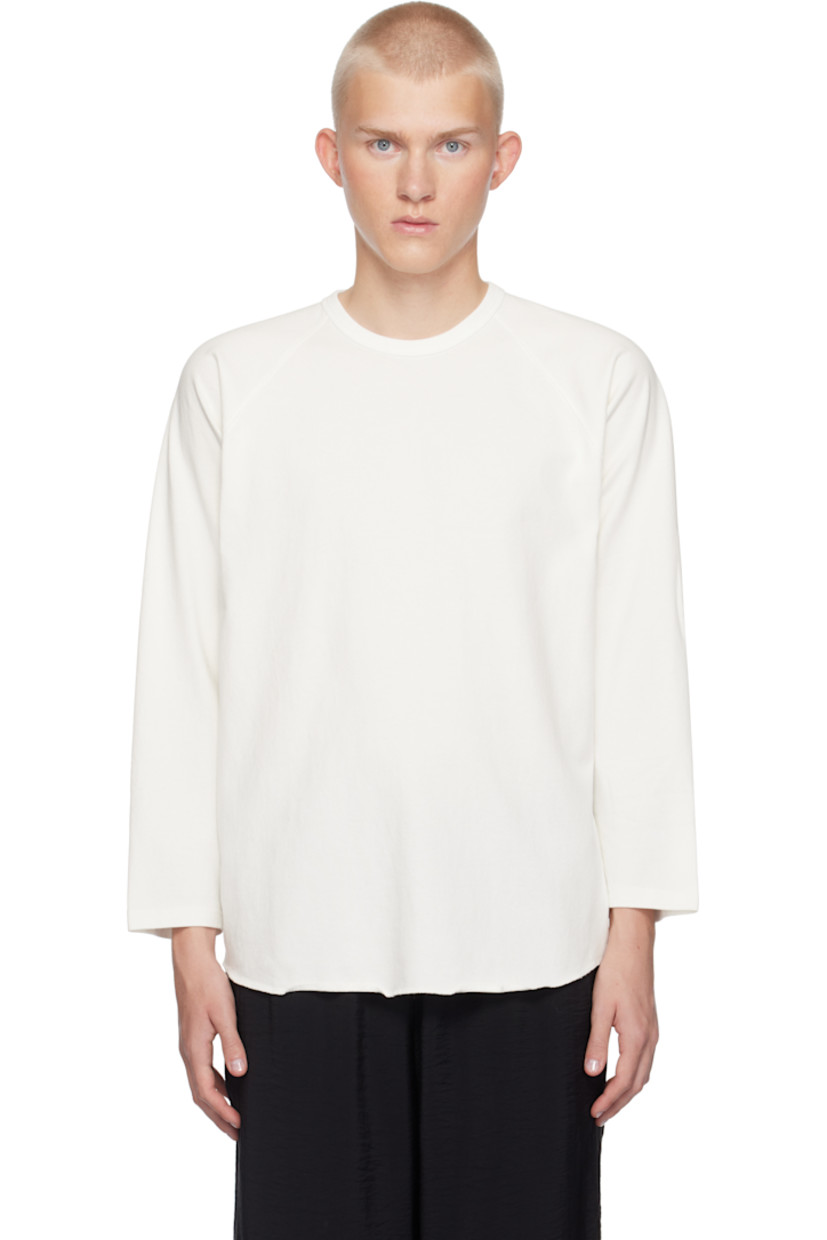 Cotton jersey T-shirt. Overlock stitching throughout.

· Rib-knit crewneck
· Raw edge at curved hem
· Raglan sleeves

Supplier color: White