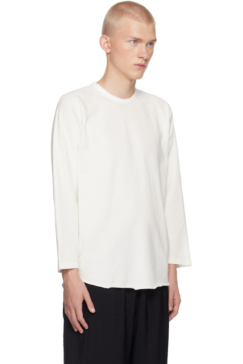 Cotton jersey T-shirt. Overlock stitching throughout.

· Rib-knit crewneck
· Raw edge at curved hem
· Raglan sleeves

Supplier color: White