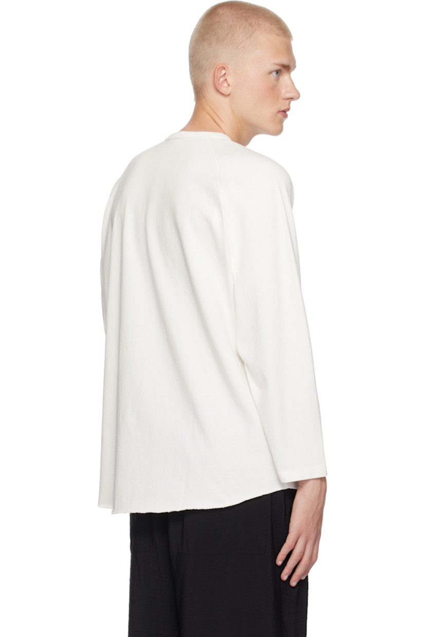 Cotton jersey T-shirt. Overlock stitching throughout.

· Rib-knit crewneck
· Raw edge at curved hem
· Raglan sleeves

Supplier color: White