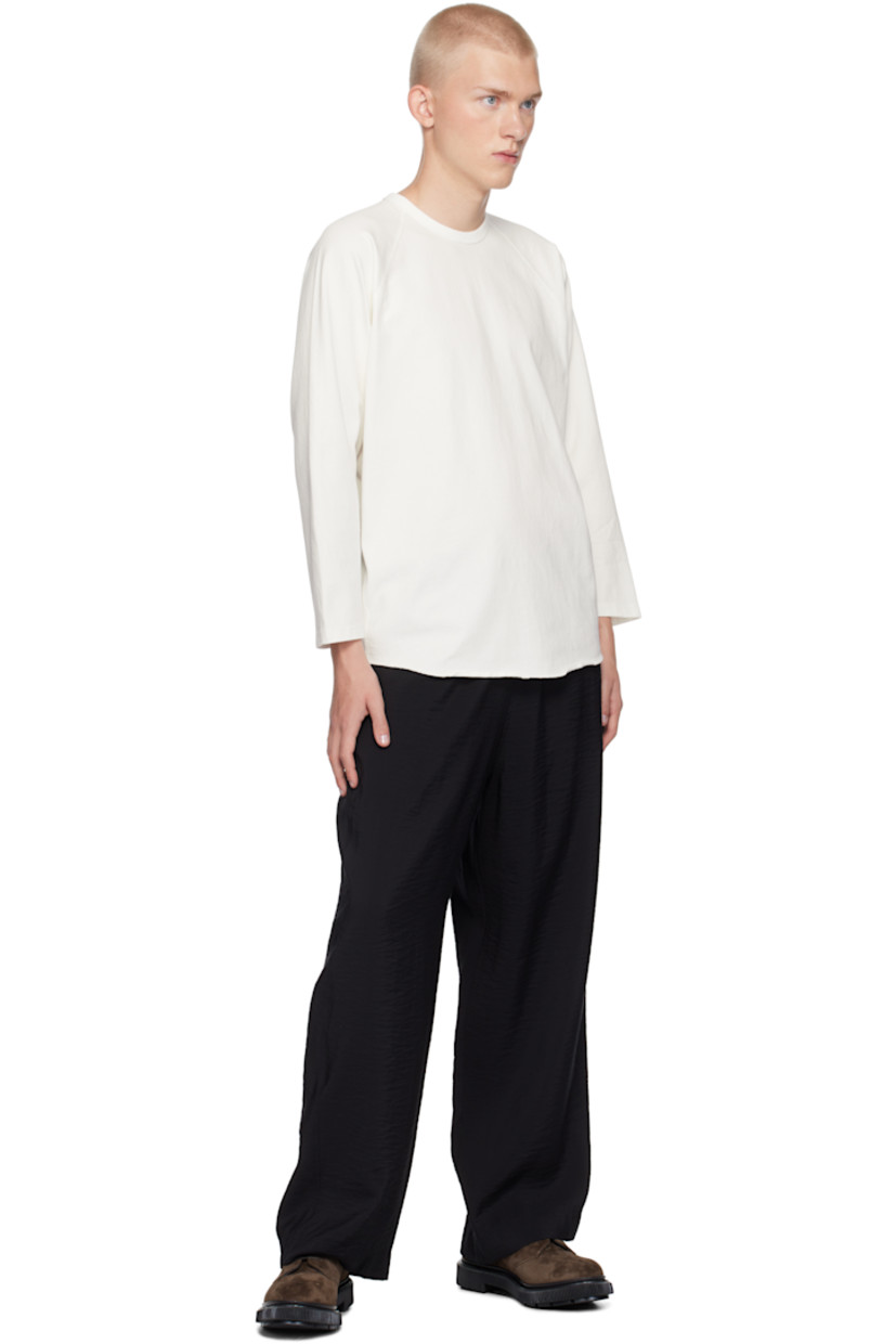 Cotton jersey T-shirt. Overlock stitching throughout.

· Rib-knit crewneck
· Raw edge at curved hem
· Raglan sleeves

Supplier color: White