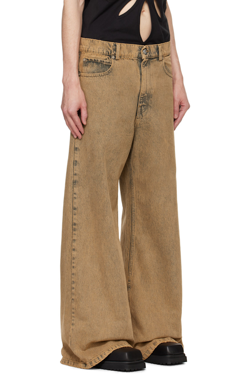Non-stretch denim jeans. Fading throughout. 

· Belt loops
· Five-pocket styling
· Zip fly
· Logo patch at back waistband 

Supplier color: Brown