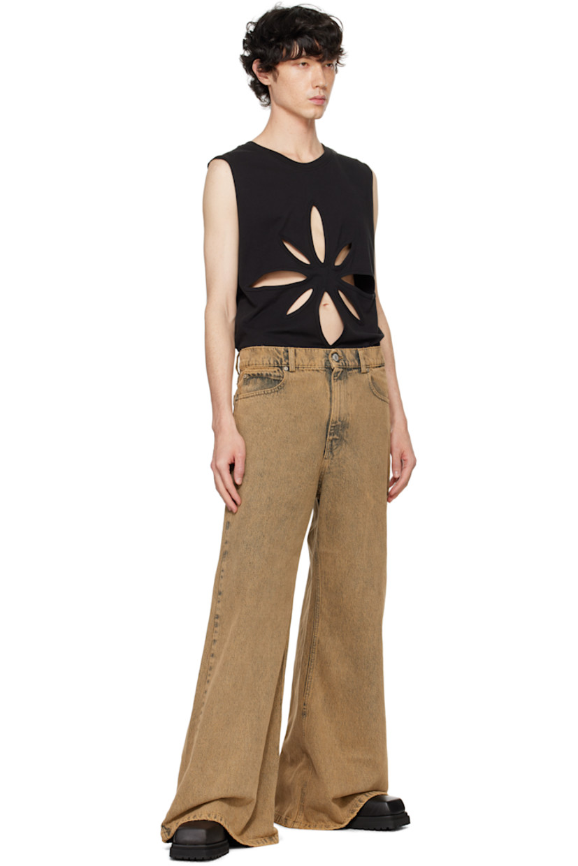 Non-stretch denim jeans. Fading throughout. 

· Belt loops
· Five-pocket styling
· Zip fly
· Logo patch at back waistband 

Supplier color: Brown