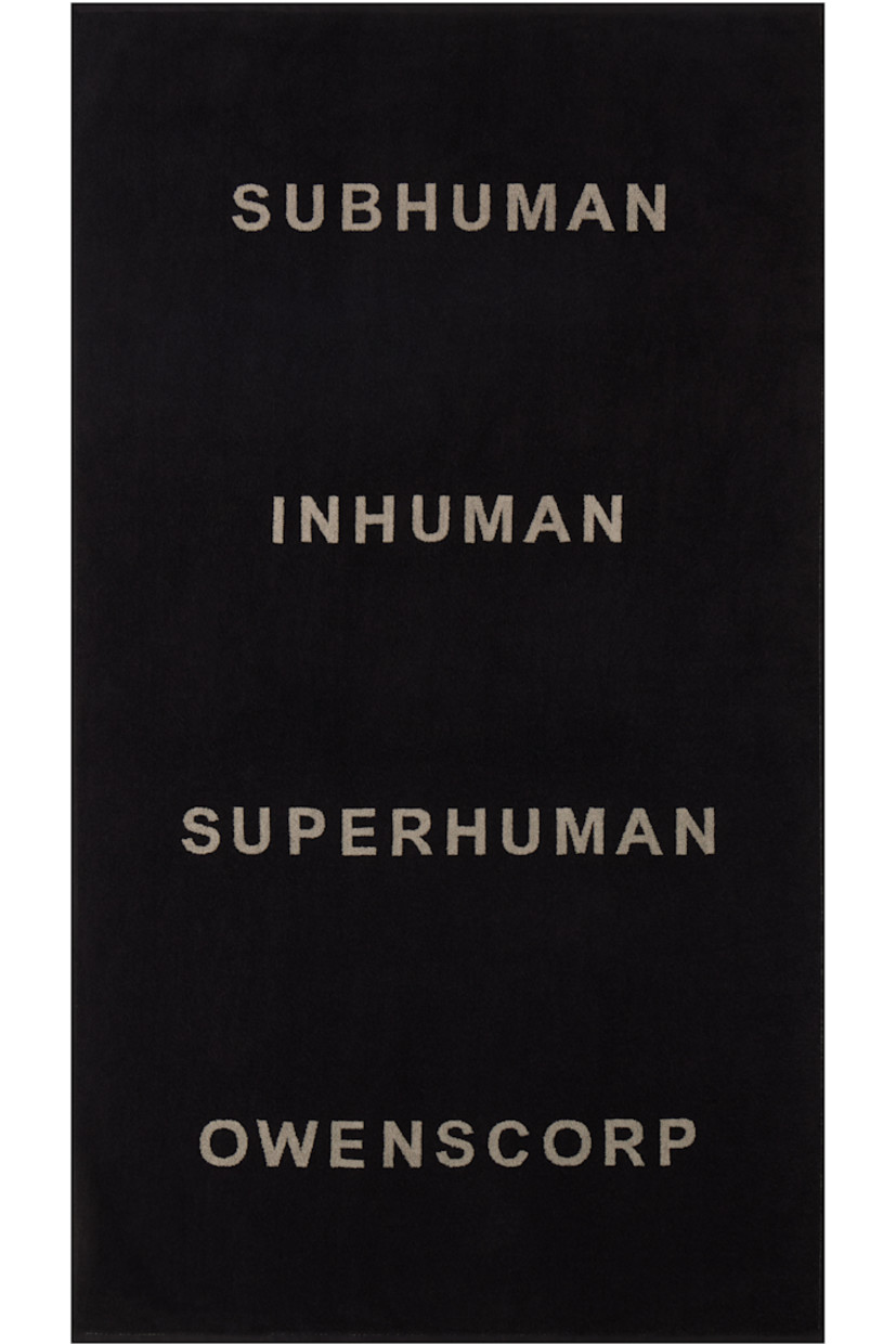 Rectangular heavyweight 600 gsm cotton terrycloth towel in black.

· Jacquard text at face
· Loop at back
· H170 x W100 cm

Supplier color: Black/Pearl