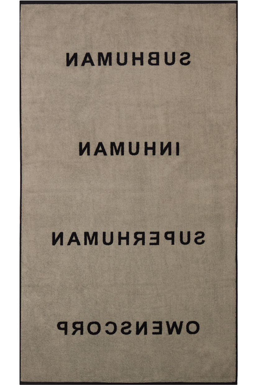 Rectangular heavyweight 600 gsm cotton terrycloth towel in black.

· Jacquard text at face
· Loop at back
· H170 x W100 cm

Supplier color: Black/Pearl