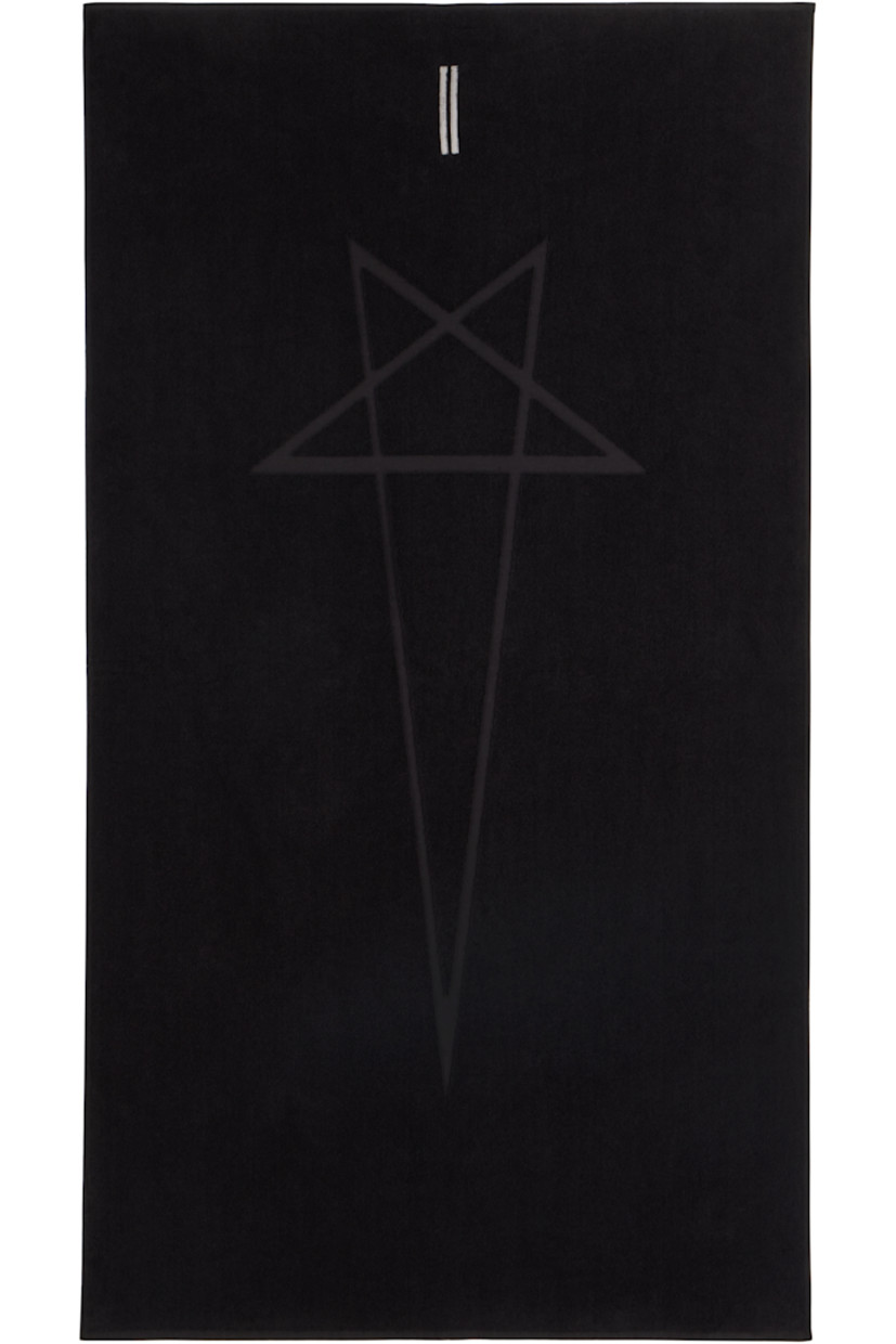 Rectangular heavyweight terrycloth towel in black.

· Jacquard logo and logo patch at face
· H170 x W100 cm 

Supplier color: Black