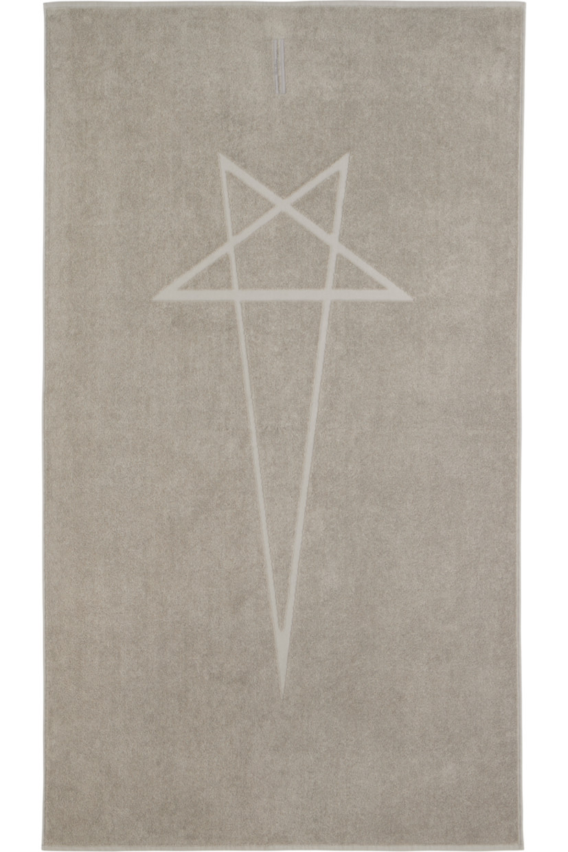 Rectangular heavyweight terrycloth towel in off-white.

· Jacquard logo and logo patch at face
· H170 x W100 cm
 
Supplier color: Pearl