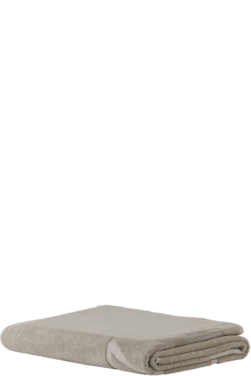 Rectangular heavyweight terrycloth towel in off-white.

· Jacquard logo and logo patch at face
· H170 x W100 cm
 
Supplier color: Pearl