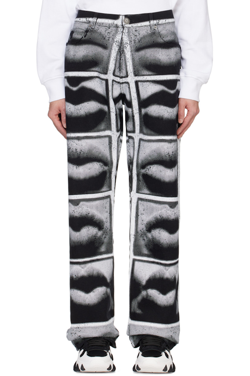 Loose-fit non-stretch denim jeans. Graphic pattern printed throughout.

· Belt loops
· Five-pocket styling
· Zip-fly
· Logo patch at back waistband

Supplier color: Noir/Blanc