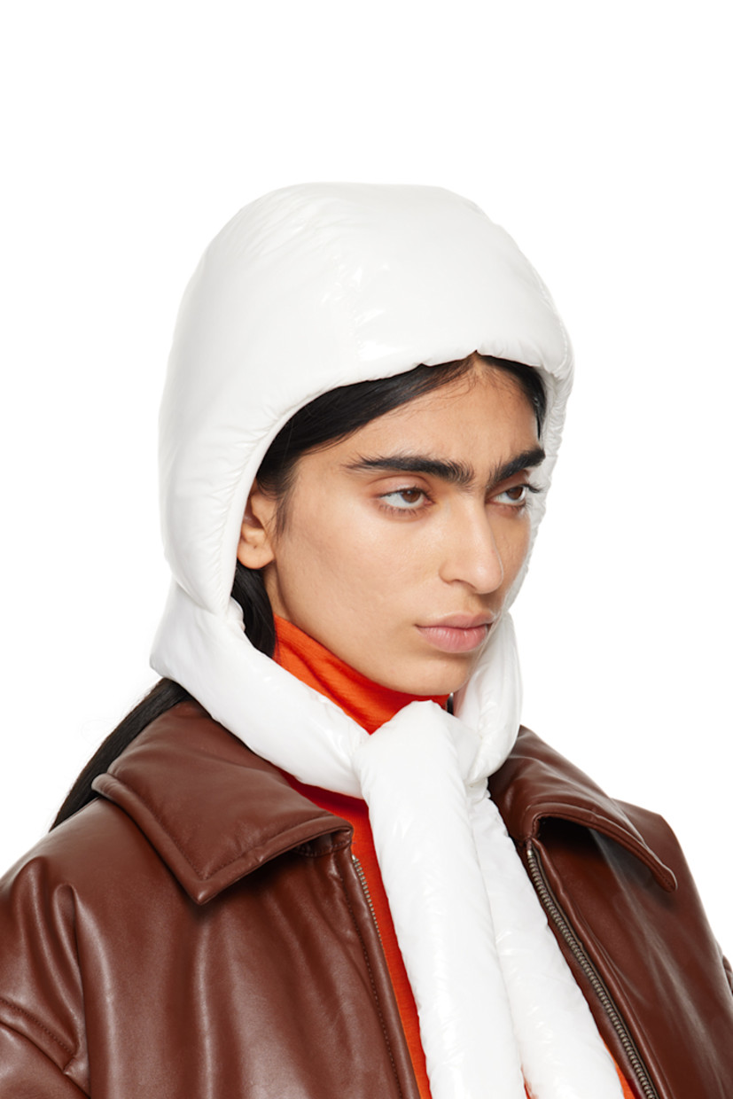 Padded taffeta bonnet in white.

· Self-tie chin strap
· Full cotton jersey lining

Supplier color: White