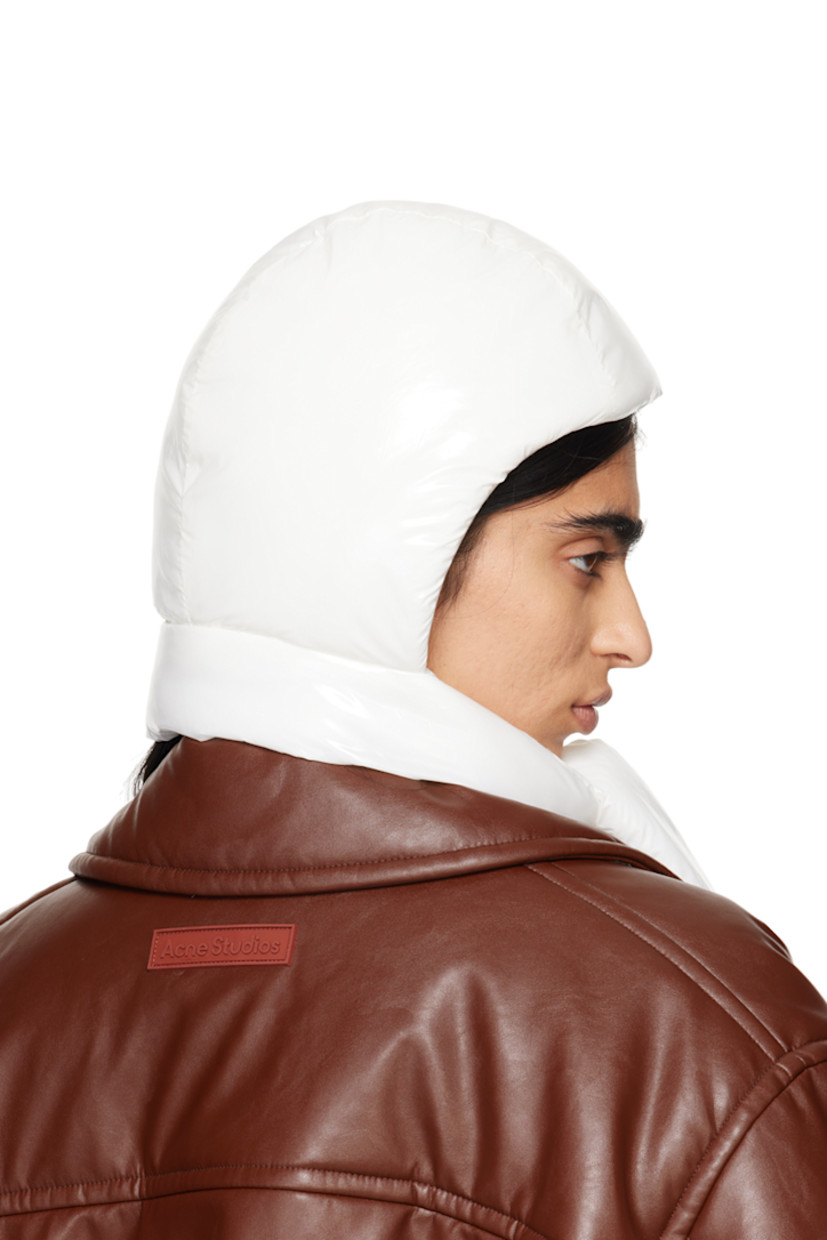 Padded taffeta bonnet in white.

· Self-tie chin strap
· Full cotton jersey lining

Supplier color: White
