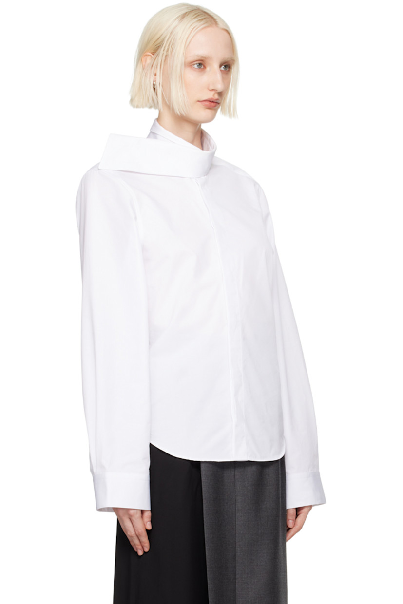 Cotton poplin shirt. 

· Modified stand collar
· Button closure 
· Shirttail hem
· Adjustable single-button barrel cuffs 
· Box-pleat at back yoke

Supplier color: White