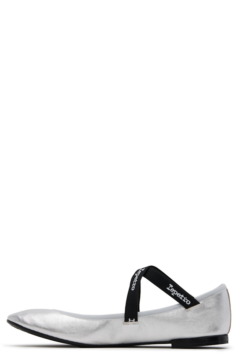 Grained calfskin ballerina flats in silver tone.

· Logo-printed elasticized crisscrossing straps
· Grosgrain trim at collar and heel
· Partial grained lambskin lining 
· Stacked leather heel with rubber injection
· Rubber sole 

Supplier color: Argent