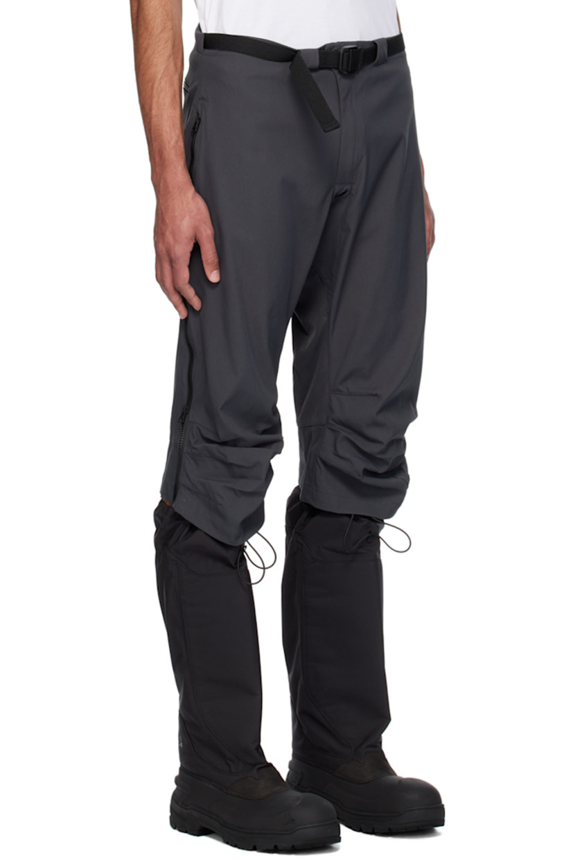 Abrasion-resistant nylon canvas shorts.

· Belt loops and integrated press-release belt at waistband
· Single-pocket styling
· Zip-fly
· Concealed press-stud fastening and tucks at cuffs
· Two-way zip vent at outseams

Supplier color: Convoy grey