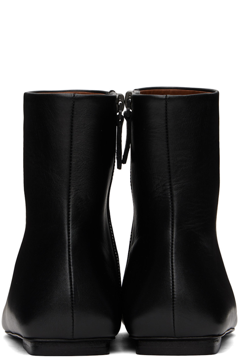 Ankle-high grained leather boots in black.

· Pointed toe
· Zip closure at inner side
· Heel with rubber injection
· Leather sole

Supplier color: Black