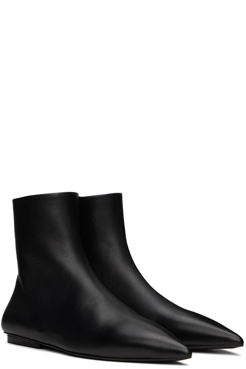 Ankle-high grained leather boots in black.

· Pointed toe
· Zip closure at inner side
· Heel with rubber injection
· Leather sole

Supplier color: Black