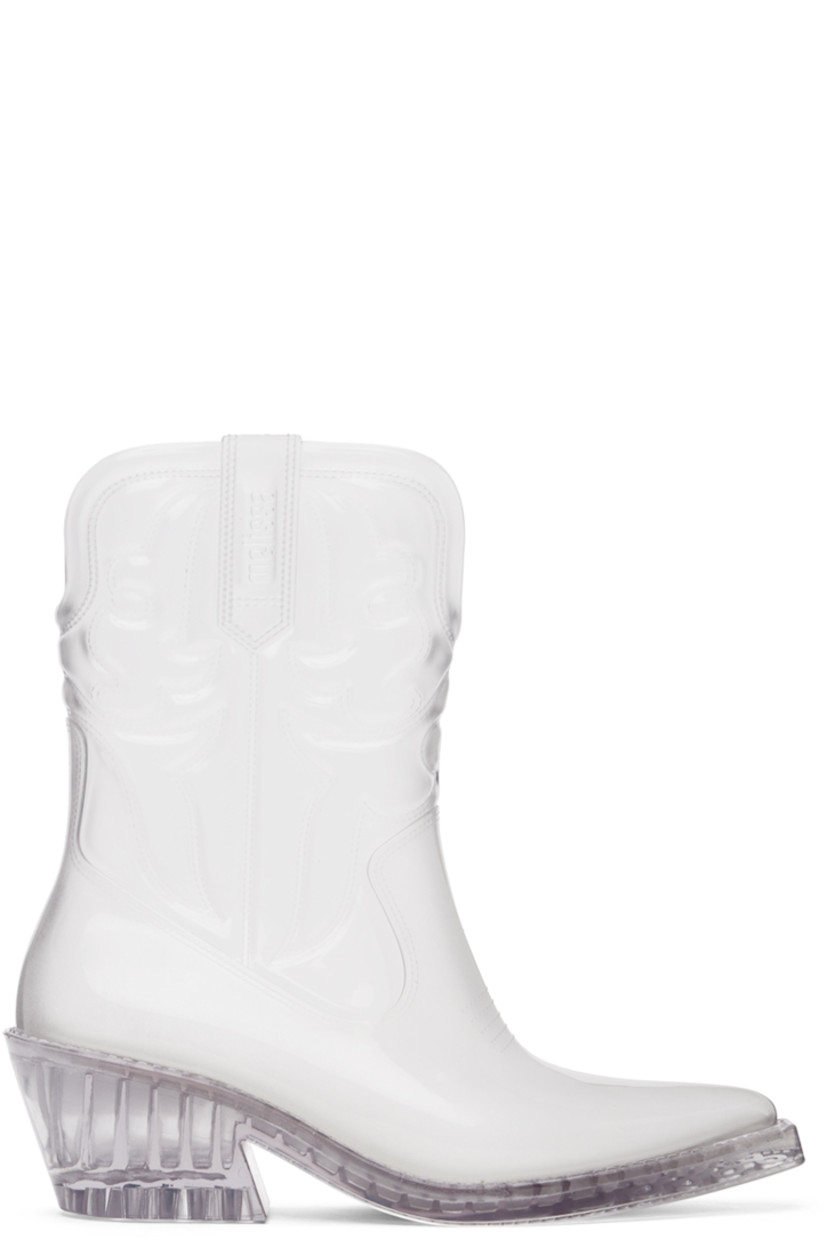 Ankle-high transparent and lightweight PVC boots.

· Quilted detailing throughout
· Pointed toe
· Logo embossed at sides
· Grenflex insole
· Rubber block heel
· Treaded rubber sole
· Heel: H2.25"

Supplier color: Silver