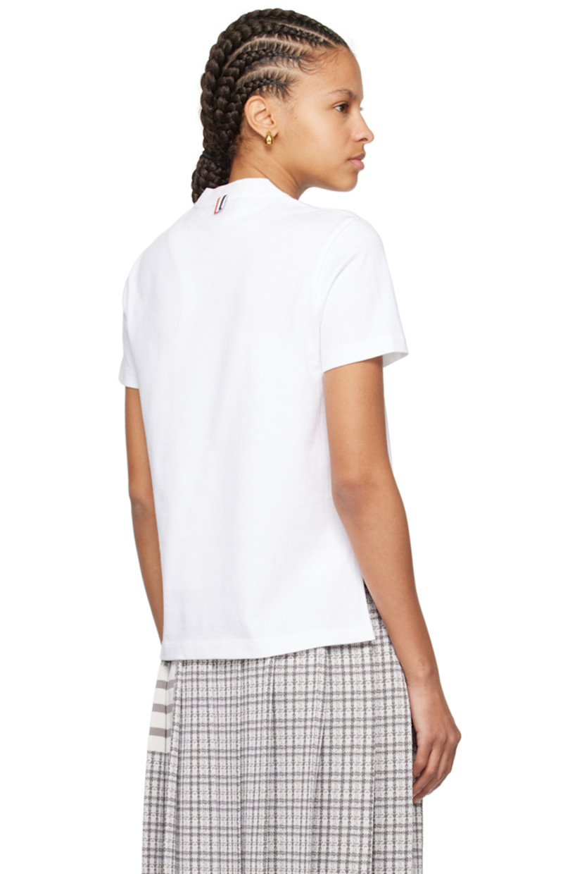 Stretch cotton jersey T-shirt. 

· Rib knit crewneck
· Floral graphic printed at chest 
· Logo patch at front hem
· Droptail hem 
· Vented side seams
· Tricolor grosgrain flag at back collar

Supplier color: White