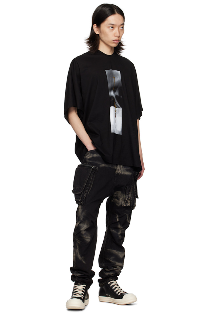 10 oz non-stretch denim cargo pants. Bleached effect throughout.

· Belt loops
· Seven-pocket styling
· Zip-fly
· Flap pocket at front
· Pleats at knees
· Zip cargo pocket at curved outseams

Supplier color: Black