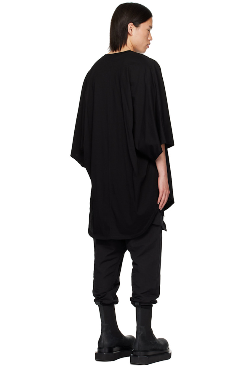 Cotton jersey T-shirt.

· Rib knit crewneck
· Graphic and text printed at front
· Curved droptail hem
· Tuck at shoulder
· Dolman sleeves
· Central seam at back

Supplier color: Black