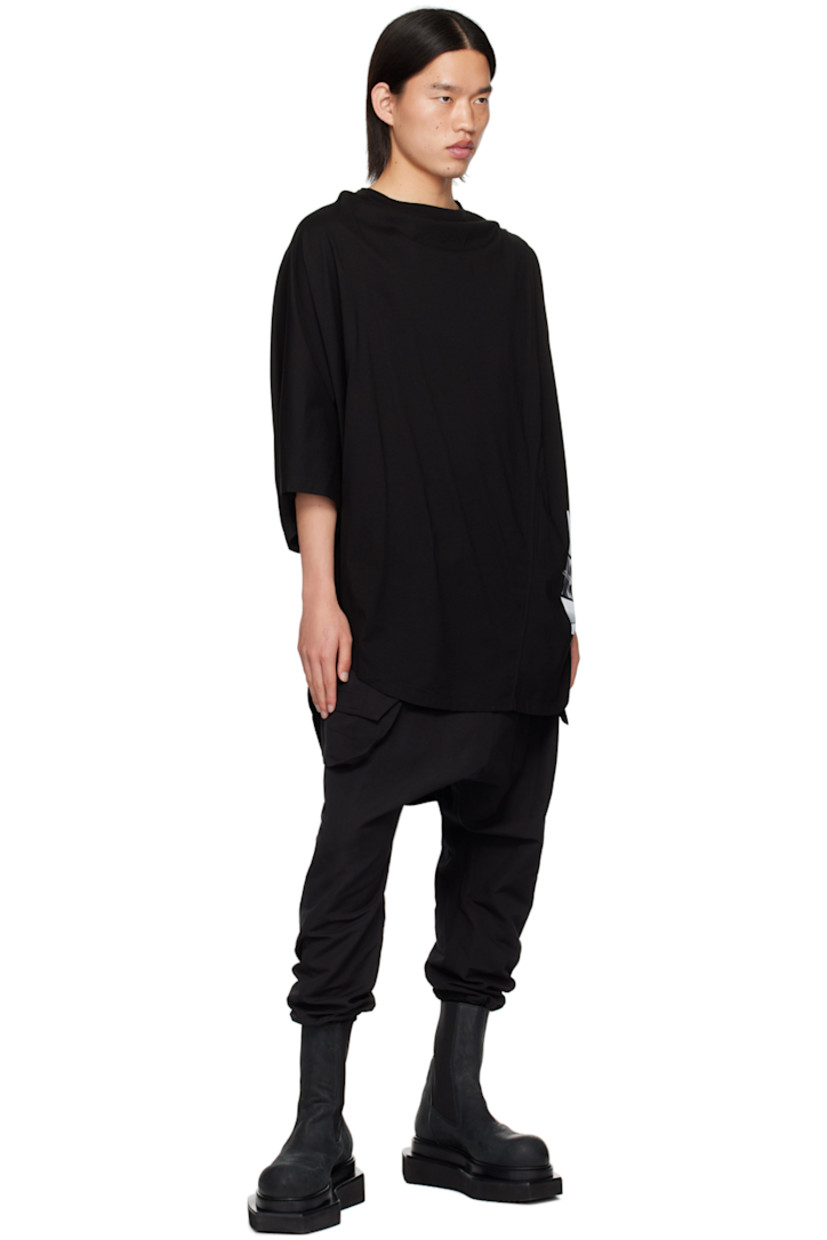 Cotton jersey T-shirt.

· Rib knit crewneck
· Graphic and text printed at front
· Curved droptail hem
· Tuck at shoulder
· Dolman sleeves
· Central seam at back

Supplier color: Black