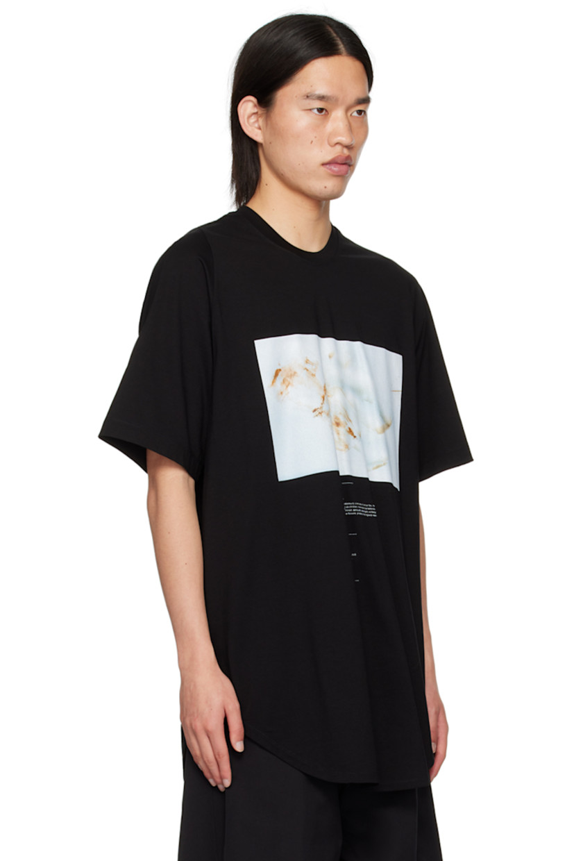 Cotton jersey T-shirt.

· Rib knit crewneck
· Graphic and text printed at front
· Curved hem

Supplier color: Black