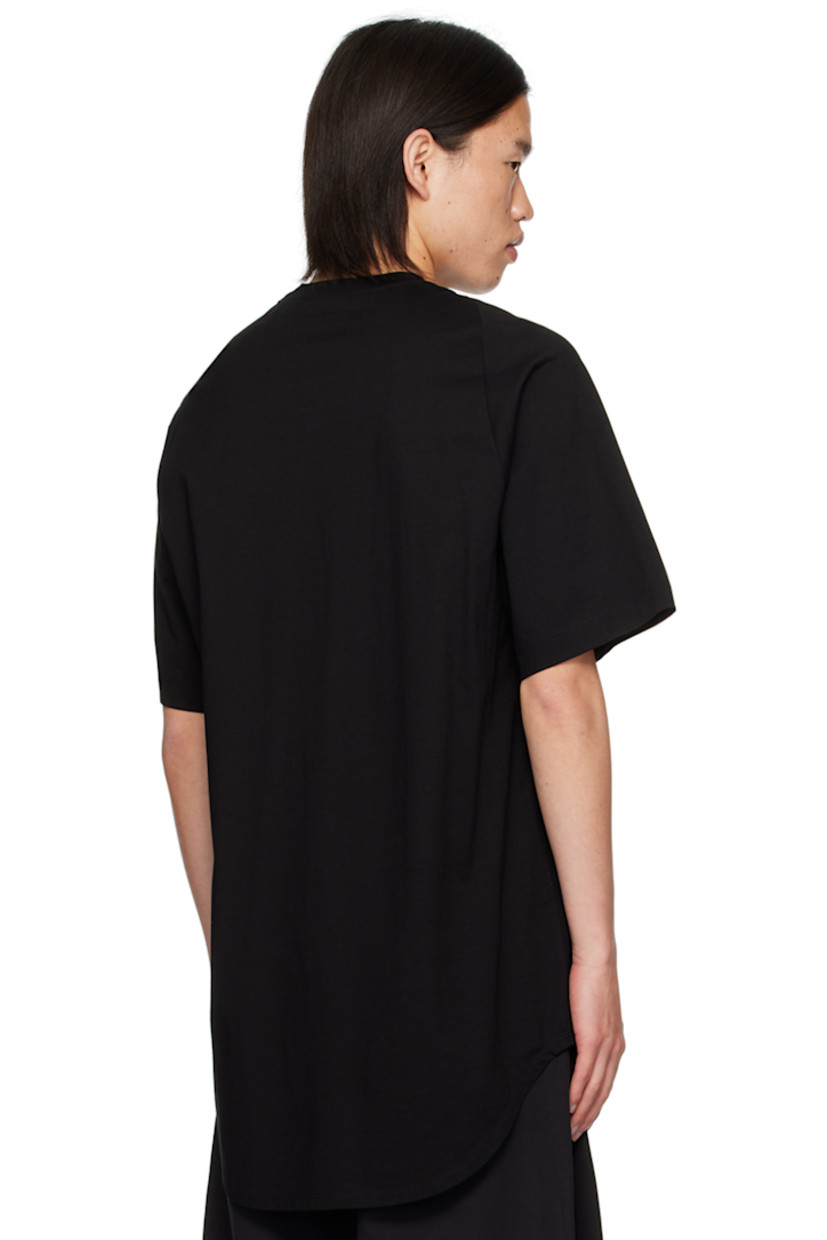 Cotton jersey T-shirt.

· Rib knit crewneck
· Graphic and text printed at front
· Curved hem

Supplier color: Black