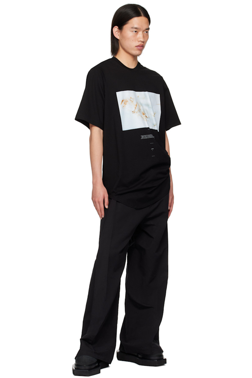 Cotton jersey T-shirt.

· Rib knit crewneck
· Graphic and text printed at front
· Curved hem

Supplier color: Black
