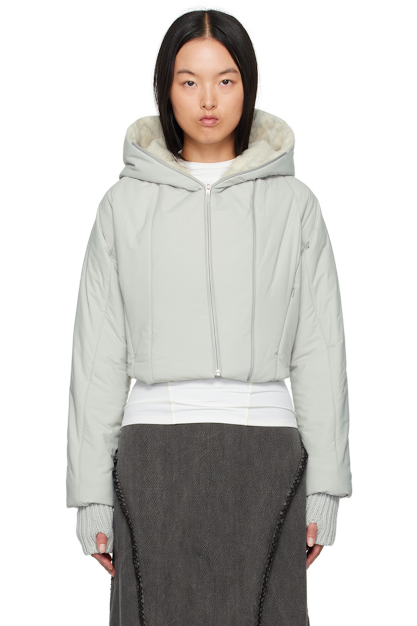 Insulated polyester taffeta jacket. Pair of knit wool gloves included.

· Offset zip closure
· Zip pockets
· Cropped hem
· Thumbhole at rib knit cuffs
· Sherpa fleece lining
 
Supplier color: French grey