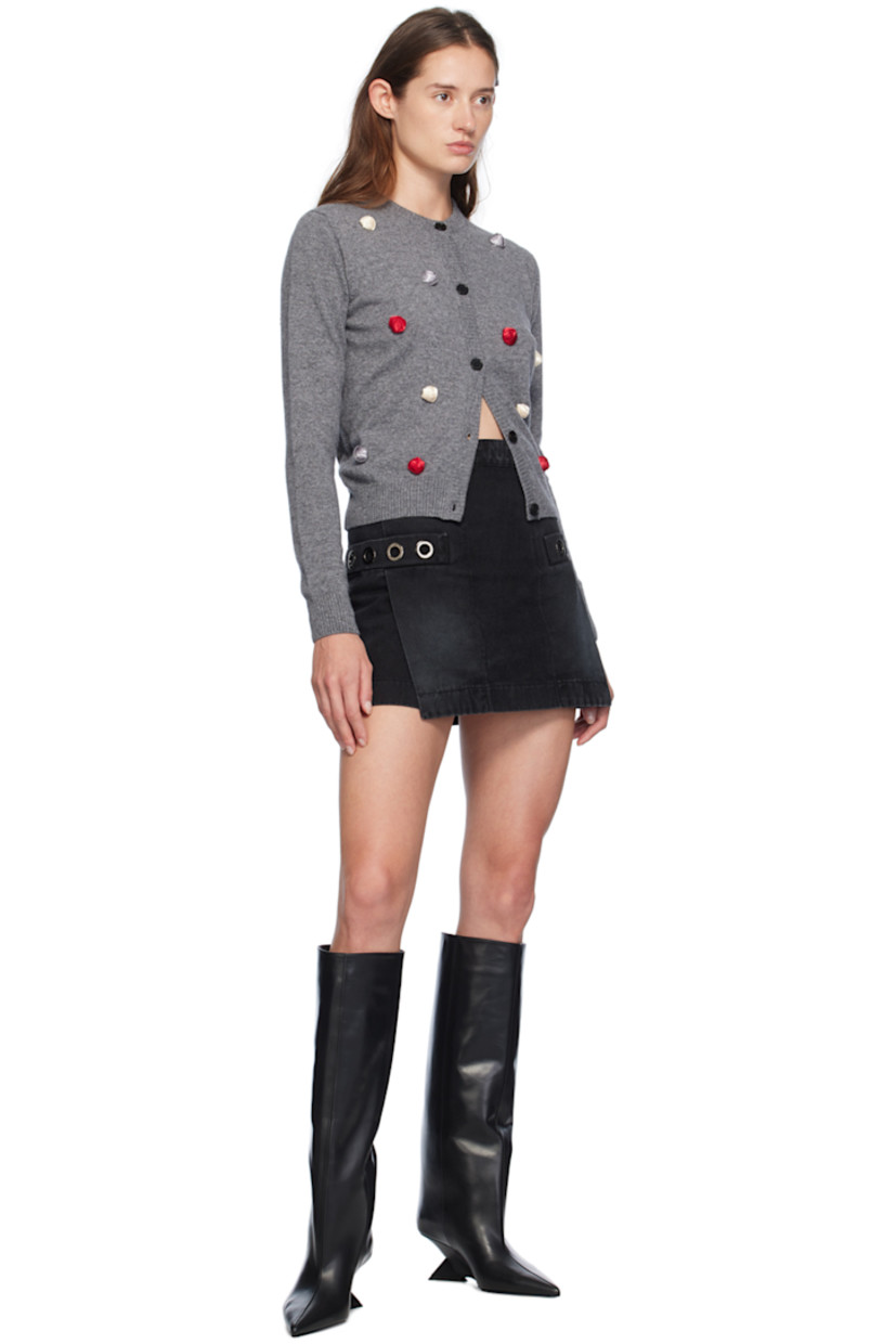 Non-stretch denim skirt. 

· Metal eyelets at welt pockets
· Twin vents at front
· Zip closure at back

Supplier color: Black
