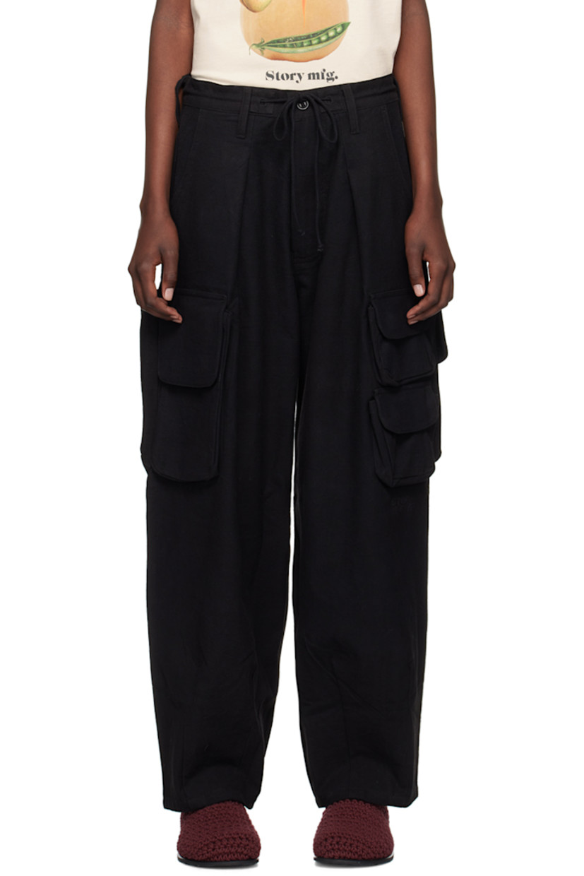 Oversized kaduka- and iron-dyed slub organic cotton hopsack trousers.

· Belt loops and drawstring at waistband
· Three-pocket styling
· Zip-fly
· Pleats at front
· Hand-embroidered logo at leg
· Darts at cuffs
· Bellows pockets at outseams
· Dyed corozo hardware

Supplier color: Black slub