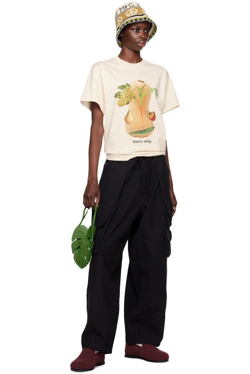 Oversized kaduka- and iron-dyed slub organic cotton hopsack trousers.

· Belt loops and drawstring at waistband
· Three-pocket styling
· Zip-fly
· Pleats at front
· Hand-embroidered logo at leg
· Darts at cuffs
· Bellows pockets at outseams
· Dyed corozo hardware

Supplier color: Black slub