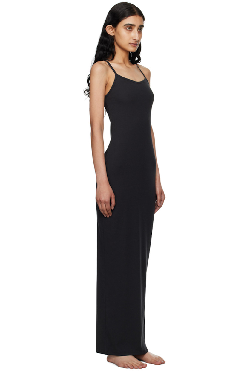 Breathable stretch cotton ribbed jersey dress.

· Rib knit trim at scoop neck and armscyes
· Spaghetti straps
· Logo patch at back collar
· Racer back
· Central slit at back hem

Supplier color: Soot