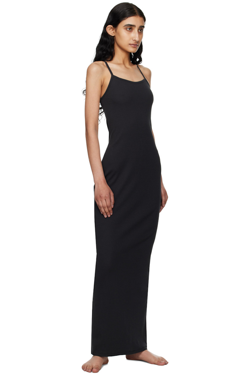 Breathable stretch cotton ribbed jersey dress.

· Rib knit trim at scoop neck and armscyes
· Spaghetti straps
· Logo patch at back collar
· Racer back
· Central slit at back hem

Supplier color: Soot