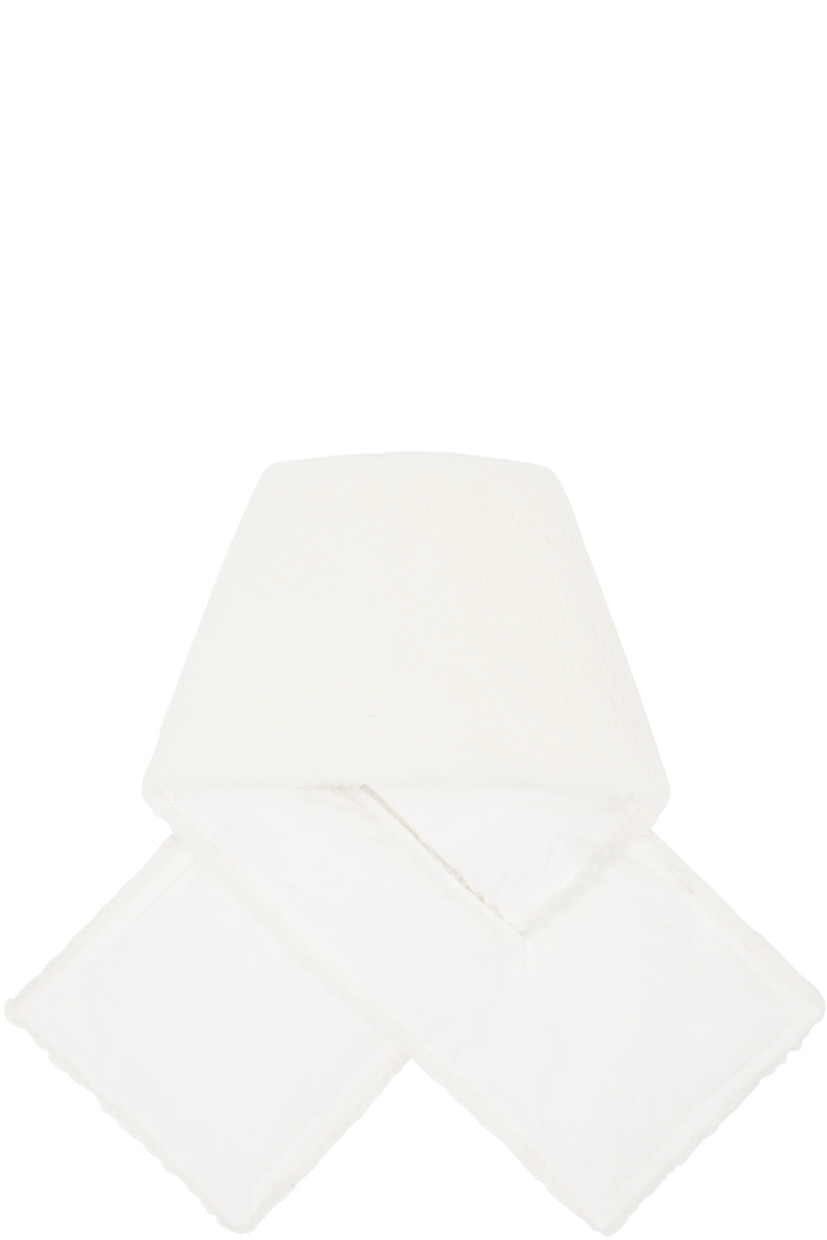 Rectangular down-filled shearling scarf in white.

· Pull-through slot at face
· Taffeta lining
· L38" x W8"

Supplier color: Cime

Fill: 90% duck down, 10% duck feather.