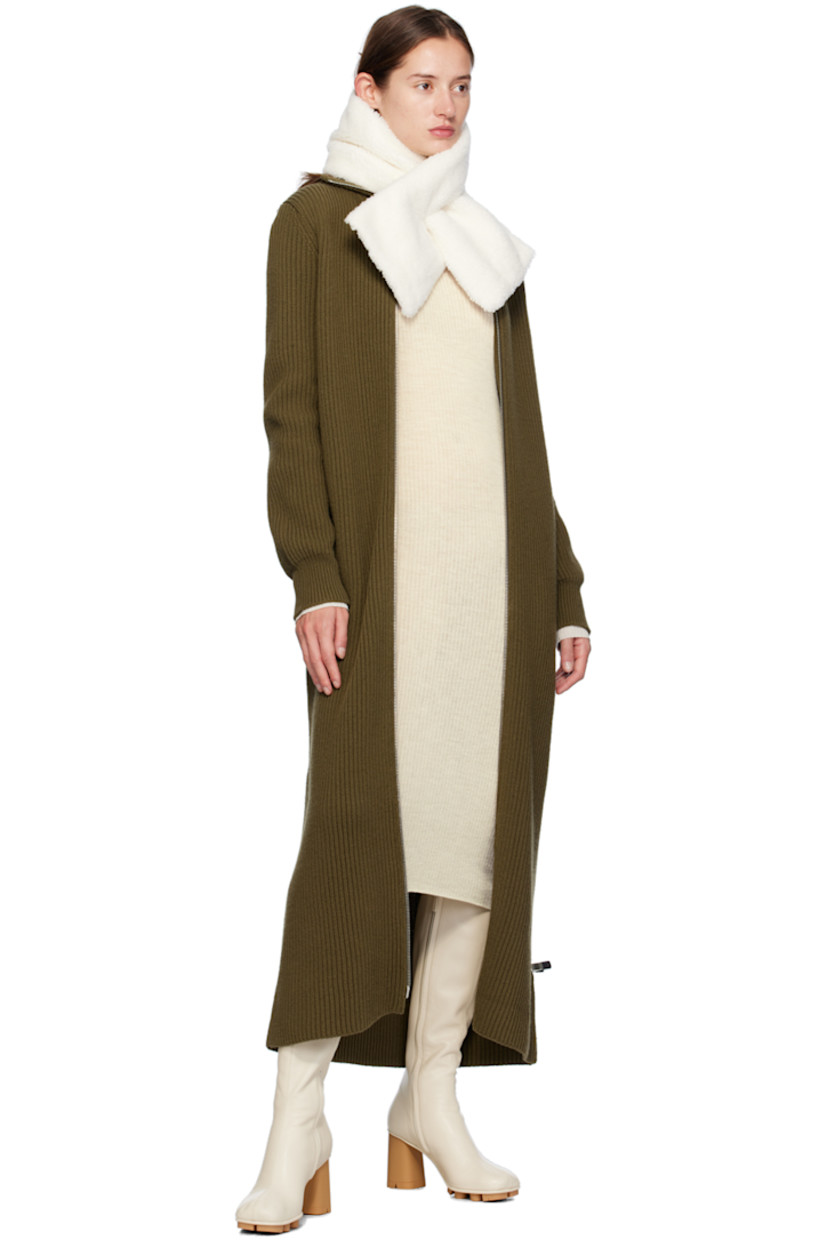 Rectangular down-filled shearling scarf in white.

· Pull-through slot at face
· Taffeta lining
· L38" x W8"

Supplier color: Cime

Fill: 90% duck down, 10% duck feather.