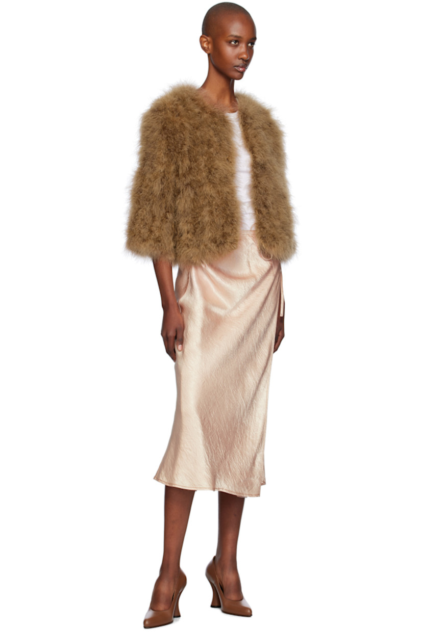 Turkey feather jacket.

· Round neck
· Hook-eye closure
· Cropped hem
· Seam pockets
· Full silk satin lining

Supplier color: Madeleine

Body: 100% turkey feather.