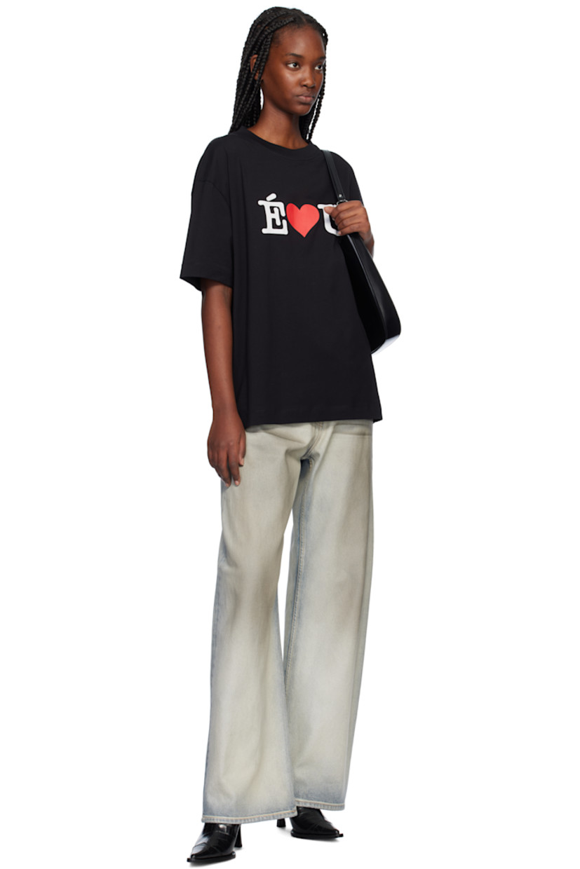 Organic cotton jersey T-shirt.

· Rib-knit crewneck
· Logo graphic printed at front
· Dropped shoulders

Supplier color: Black