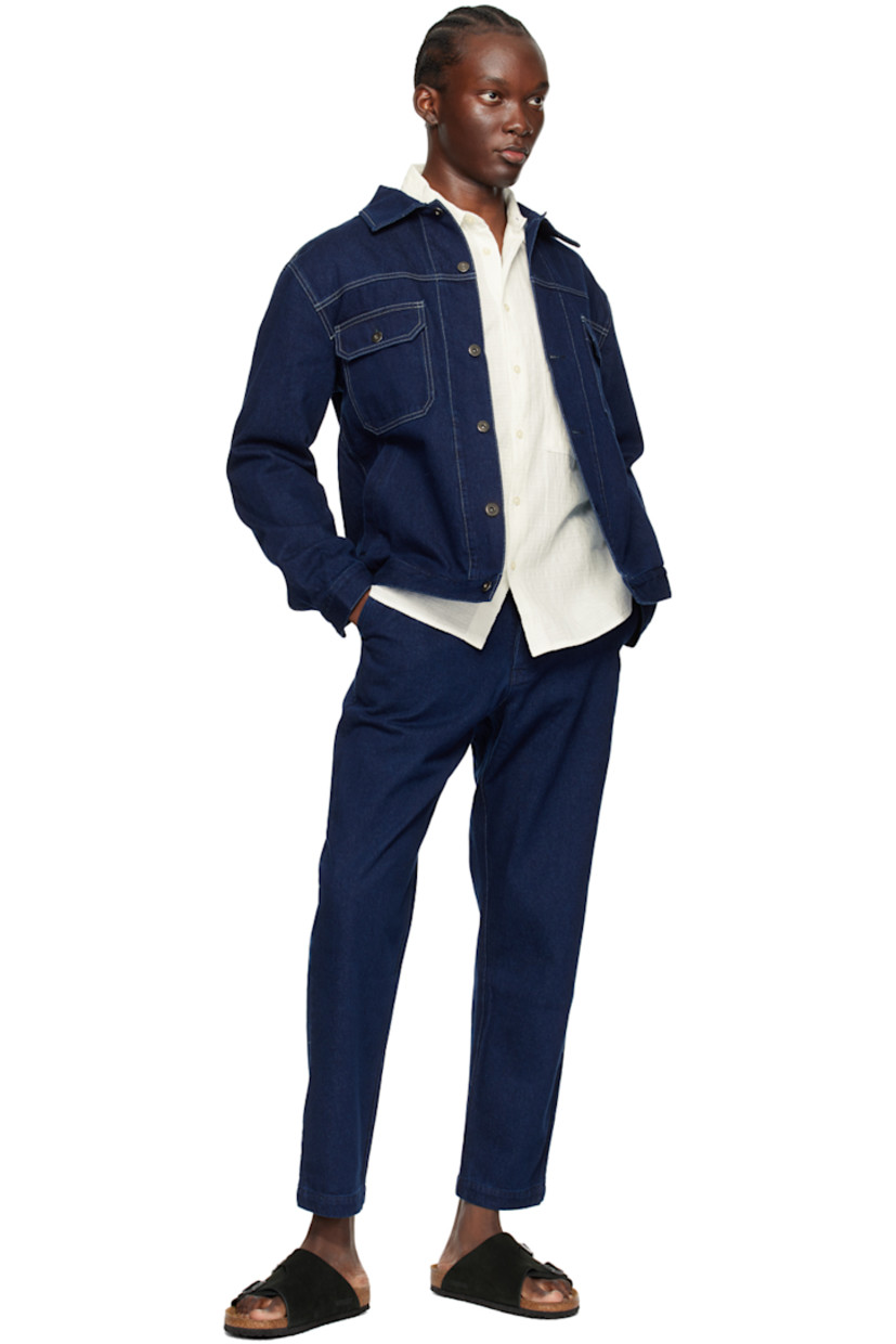 Organic cotton dobby cloth shirt.

· Spread collar
· Button closure
· Patch pocket at chest
· Droptail hem
· Adjustable single-button barrel cuffs
· Pleats at back yoke

Supplier color: Ecru