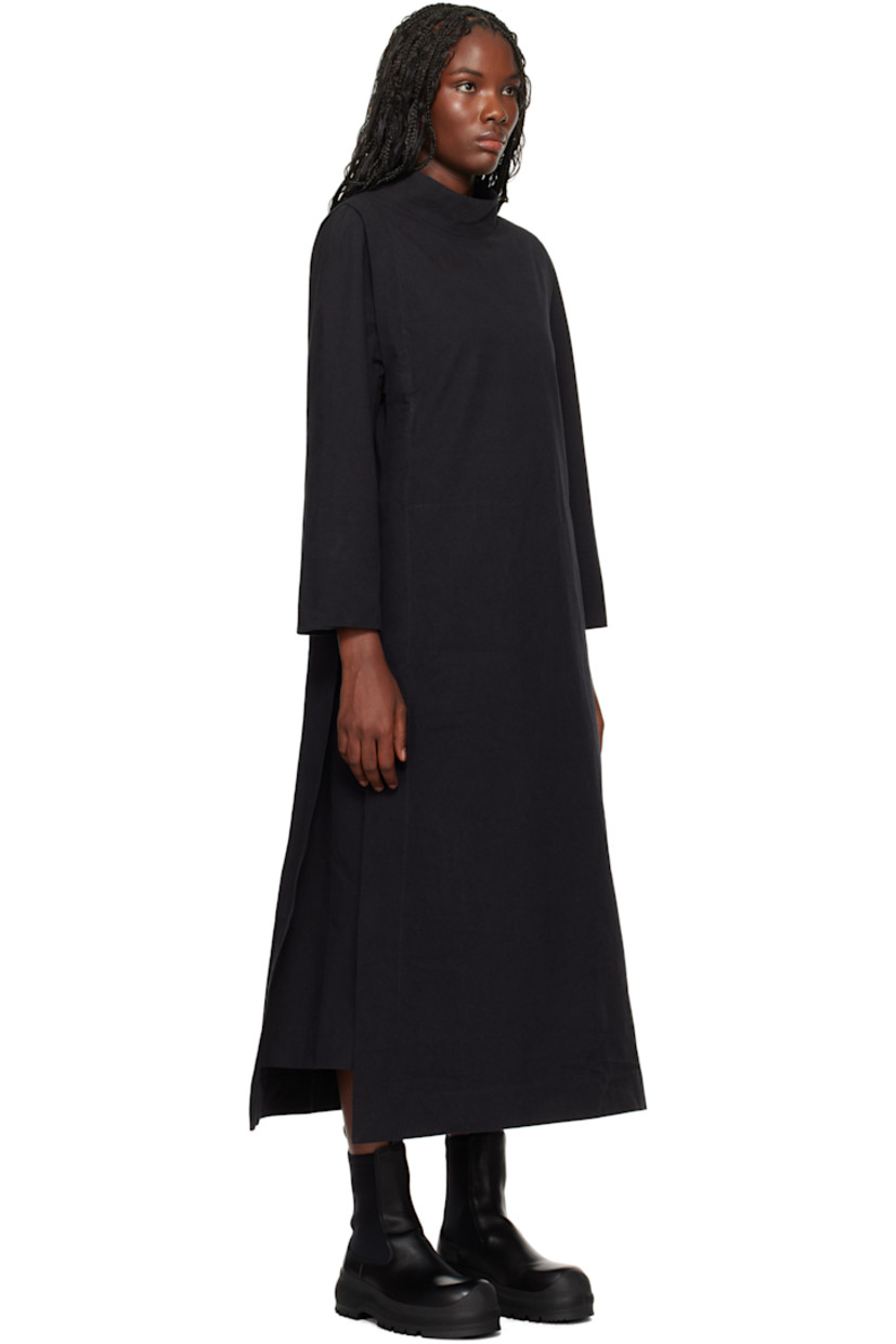 Cotton broadcloth dress.

· Funnel neck
· Pleats and cinch straps at side seams
· Zip closure at back
· Full poplin lining

Supplier color: Strong cotton flint
