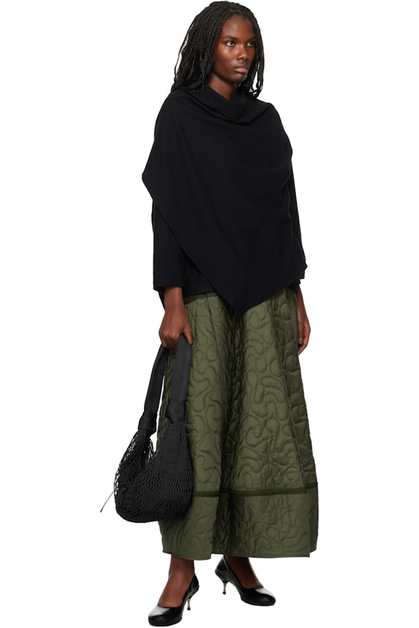 Padded and quilted nylon satin skirt.

· Partially elasticized waistband
· Two-pocket styling
· Flared hem
· Concealed zip closure at side seam
· Full cotton poplin lining

Supplier color: Contour quilt olive