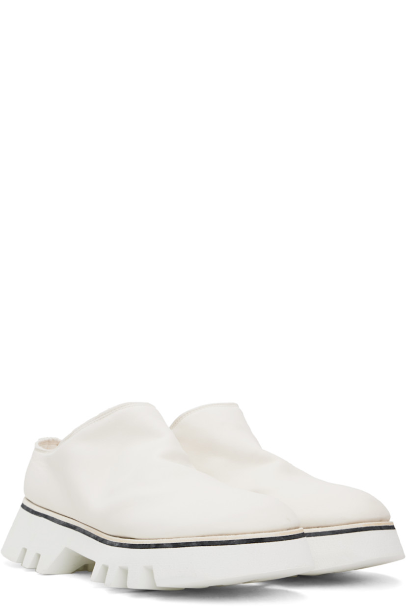 Grained horse leather slip-on loafers in white.

· Foam rubber platform midsole
· Treaded Vibram® Vi-Lite rubber sole
· Platform: H1.75"

Supplier color: White