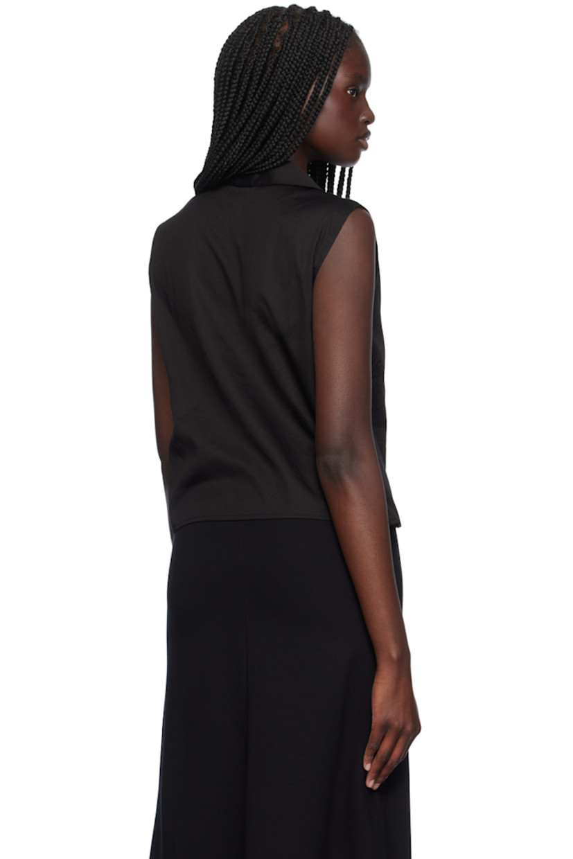 Cotton sateen tank top.

· Pointed collar
· Plunging V-neck
· Single-button closure

Supplier color: Black