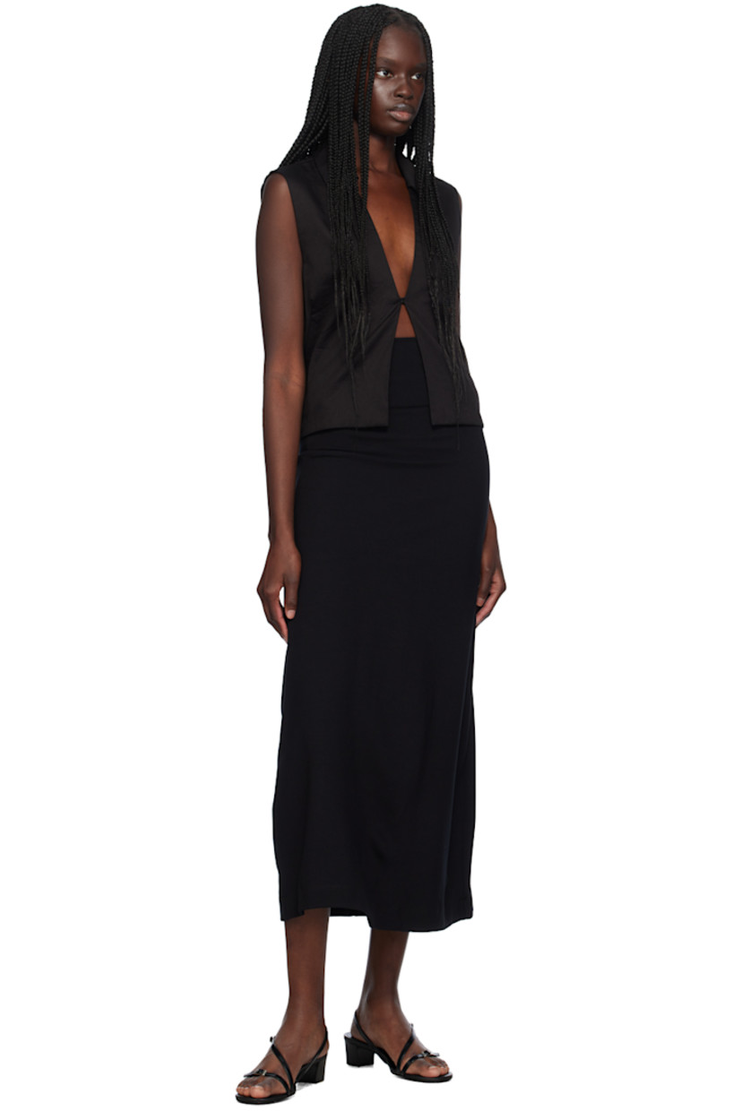 Cotton sateen tank top.

· Pointed collar
· Plunging V-neck
· Single-button closure

Supplier color: Black