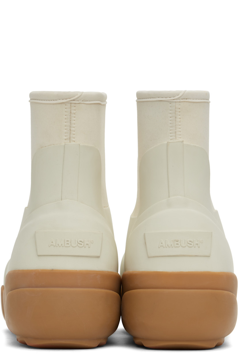 Ankle-high rubber boots in white.

· Square toe
· Bonded jersey collar
· Logo embossed at heel counter
· Jersey lining
· Treaded rubber platform sole
· Platform: H2"

Supplier color: White