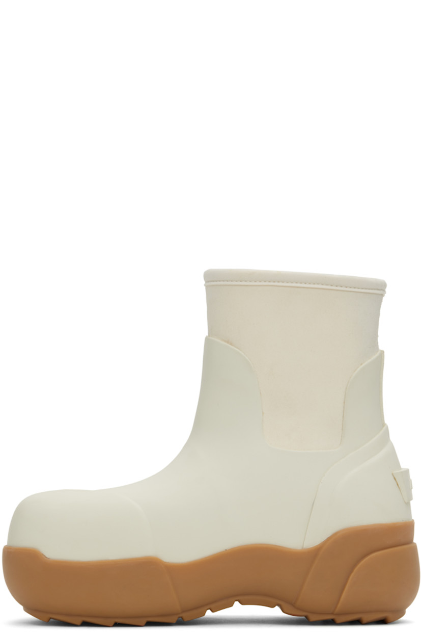 Ankle-high rubber boots in white.

· Square toe
· Bonded jersey collar
· Logo embossed at heel counter
· Jersey lining
· Treaded rubber platform sole
· Platform: H2"

Supplier color: White