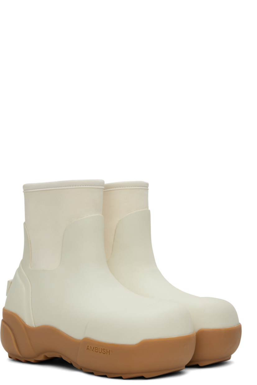 Ankle-high rubber boots in white.

· Square toe
· Bonded jersey collar
· Logo embossed at heel counter
· Jersey lining
· Treaded rubber platform sole
· Platform: H2"

Supplier color: White