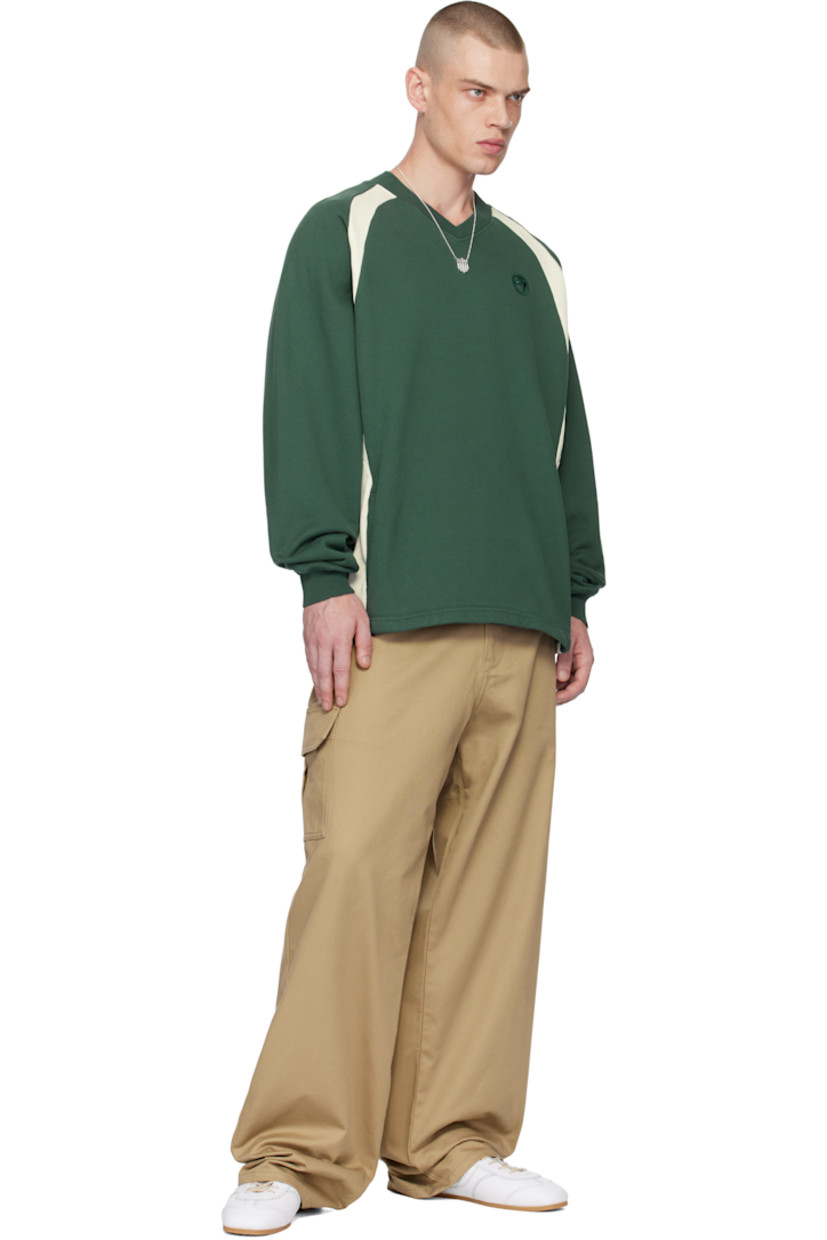French terry sweatshirt.

· Paneled construction 
· Rib-knit V-neck and cuffs
· Logo embroidered at chest
· Welt pockets
· Raglan sleeves

Supplier color: Green